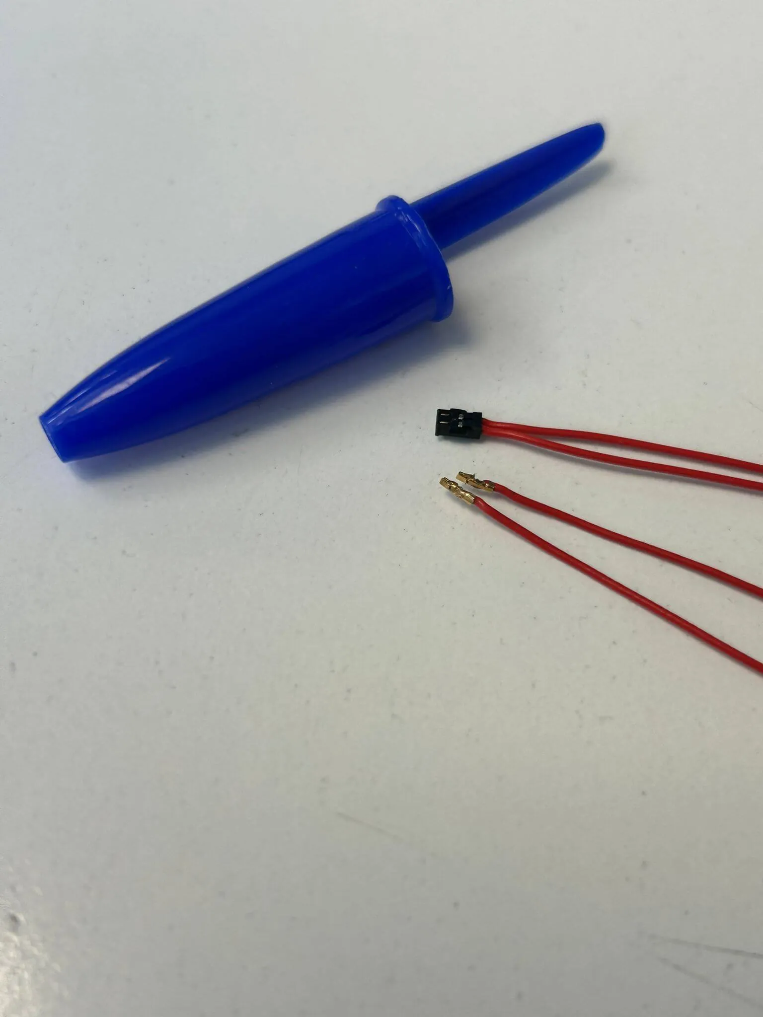 Micro-connettore cablato con cappuccio di protezione
