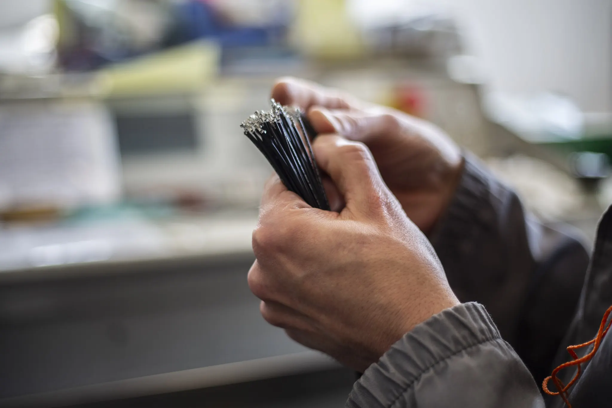 Operatore controlla un fascio di cavi con terminali crimpati