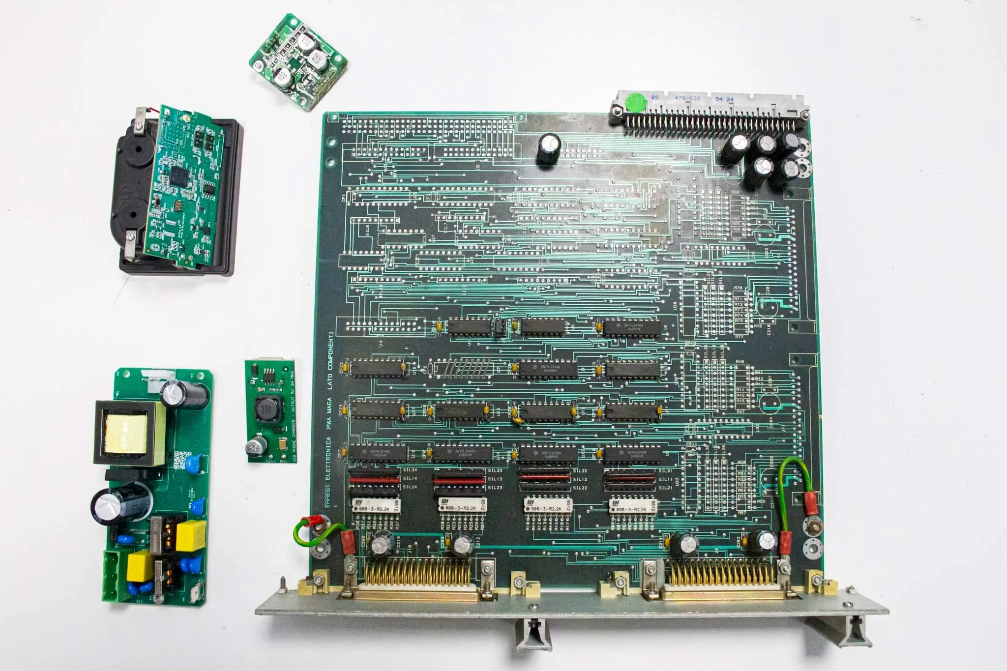 Scheda madre e moduli elettronici disposti su fondo bianco